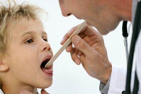 o médico examina a gorxa dun neno con psoríase