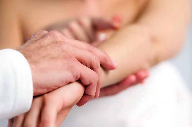 Dermatólogo examinando a un paciente con psoríase